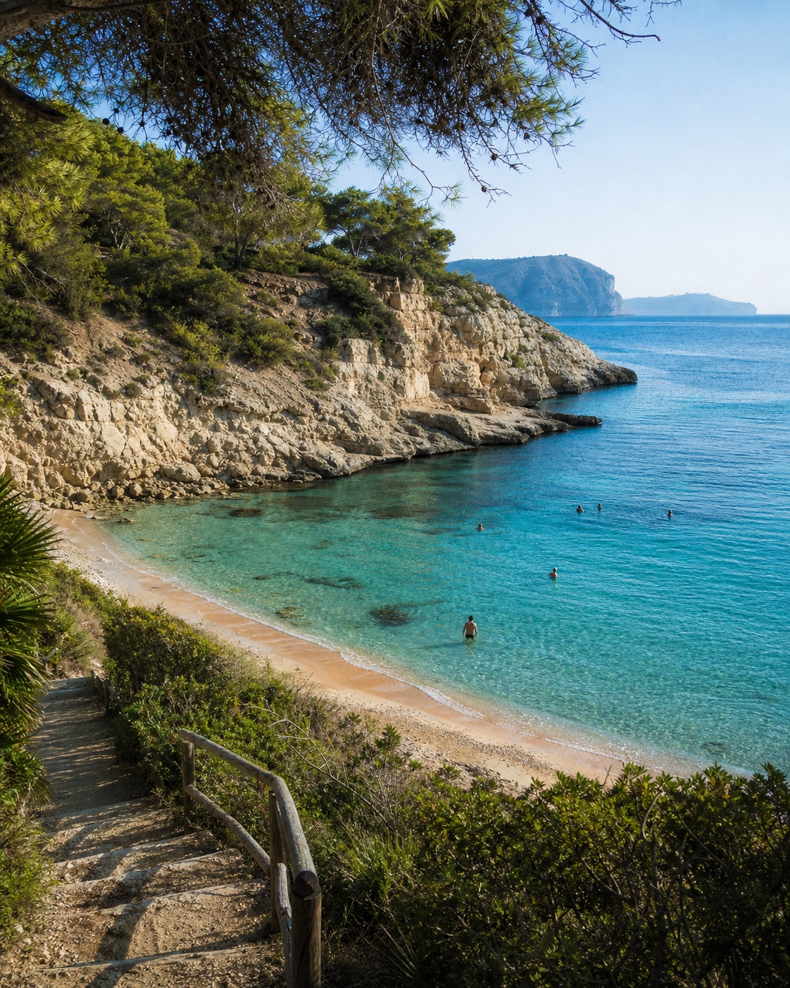Een pad naar een rustige baai bij Moraira