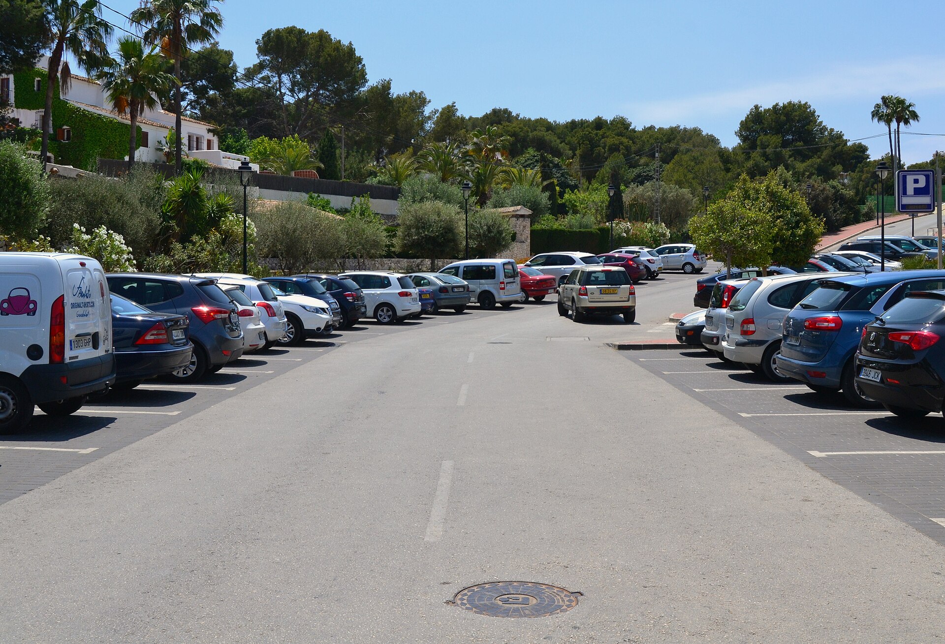 Geparkeerde auto’s bij de cala de L’Andragó in Moraira