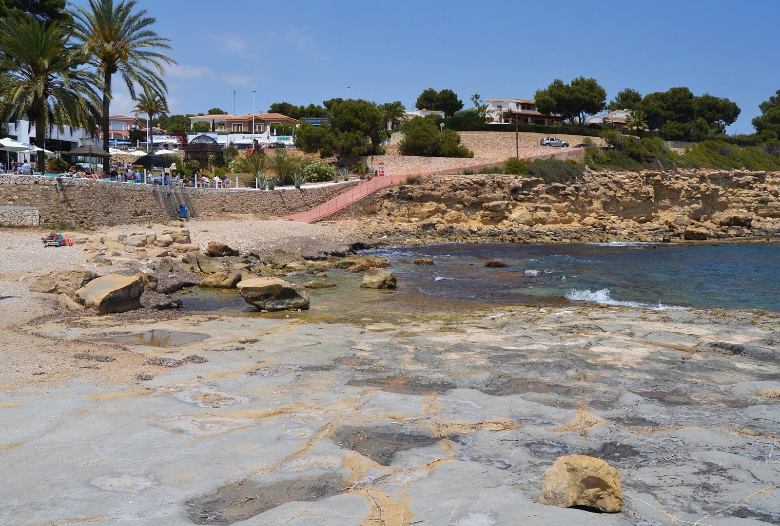 De rotsachtige baai van L’Andragó aan de kust van Moraira