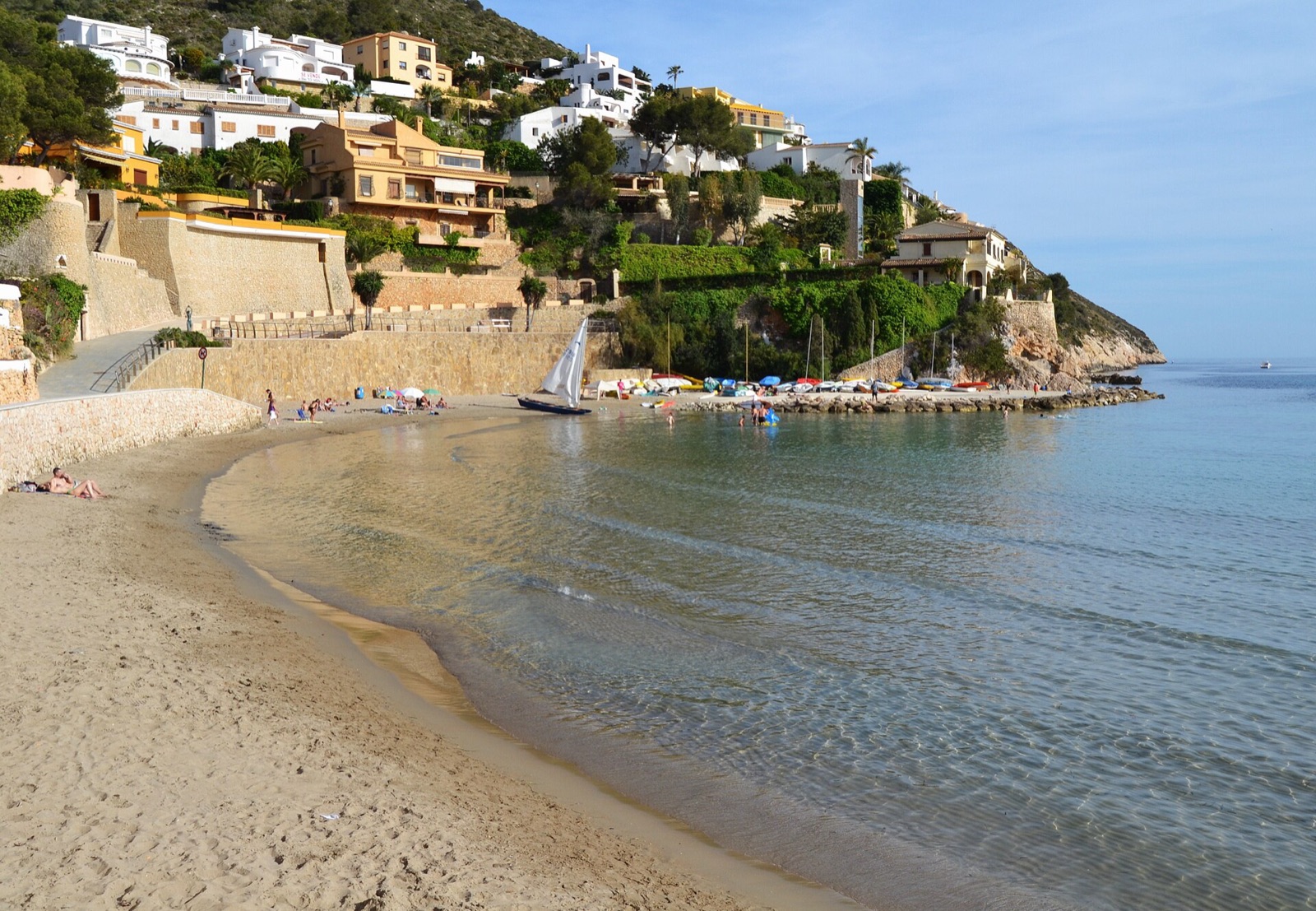 Het heldere water en zandstrand van El Portet in Moraira