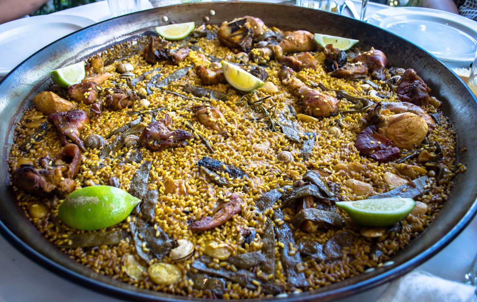 Een traditionele Valenciaanse rijstmaaltijd in een grote pan